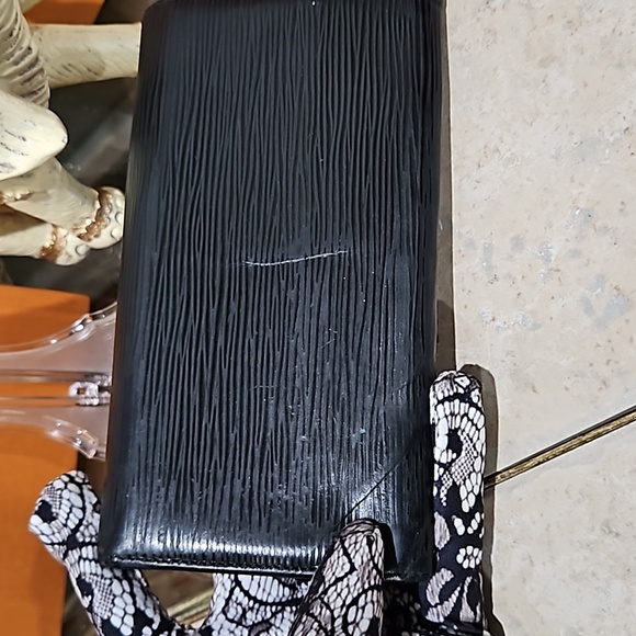 Louis Vuitton Black Epi Leather Sarah Wallet CA4039 GUC - Picture 9 of 17